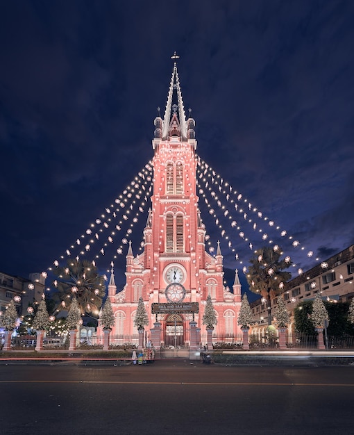 タン・ディン教会はクリスマスの旅行コンセプトでピンクの色で装飾された有名な礼拝所です