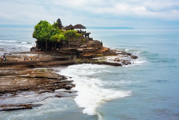 Tanah lot hindoeïstische tempel aan de rotsachtige kust op het eiland Bali, Indonesië