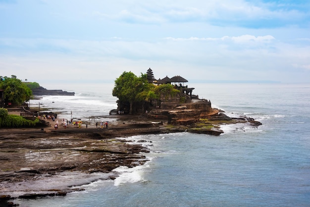 バリ島インドネシアの岩の多い海岸にタナ ロット ヒンズー教寺院