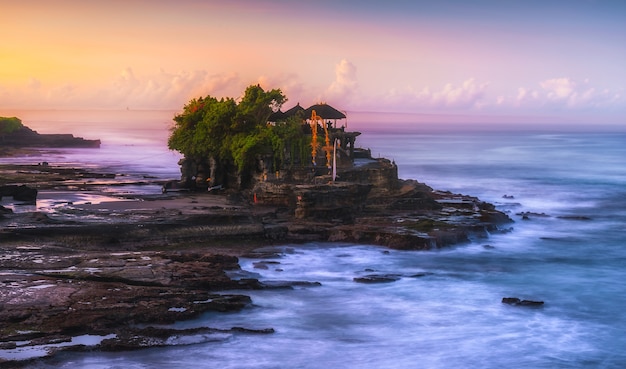 Tanah Lot-tempel bij zonsopgang in Bali, Indonesië.