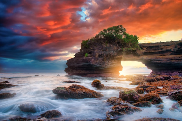 Tanah Lot-tempel op zee bij zonsondergang op het eiland Bali, Indonesië.