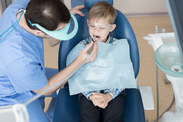 Tandarts behandelen kleine jongen