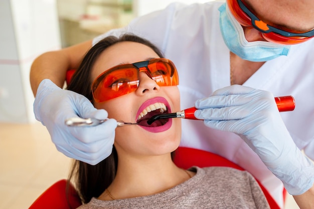 Foto tandarts behandelt tanden mooi meisje
