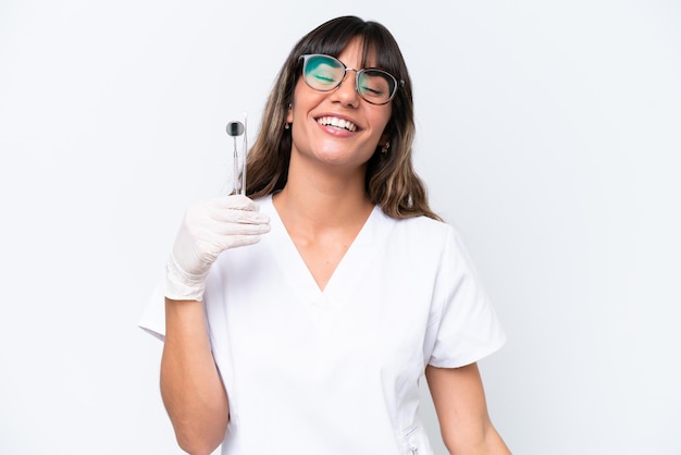 Tandarts blanke vrouw met tools geïsoleerd op een witte achtergrond lachen