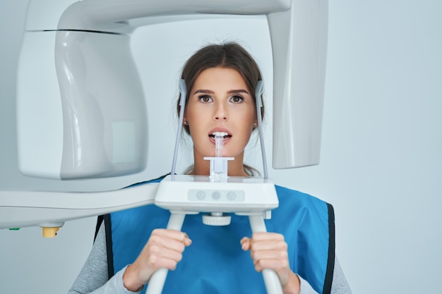 tandarts die een panoramische digitale röntgenfoto maakt van de tanden van een patiënt