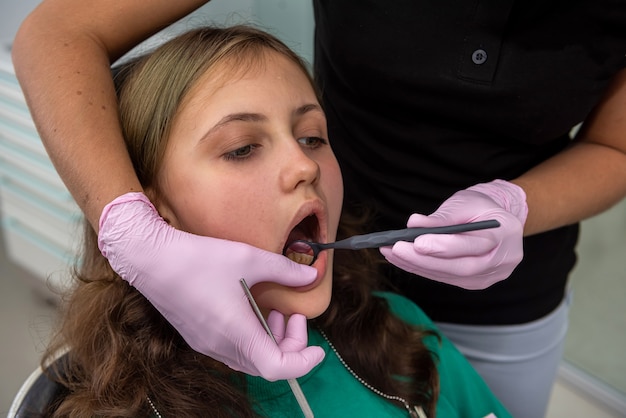 Tandarts die procedurepatiënt in tandartsbureau doet. gezondheidszorg concept