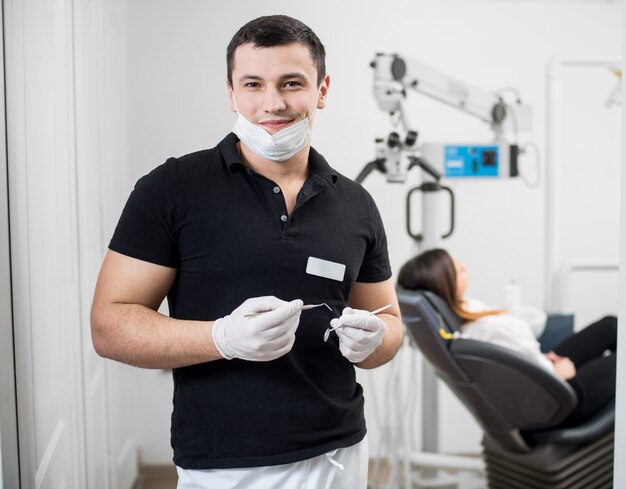 tandarts die tandhulpmiddelen houdt