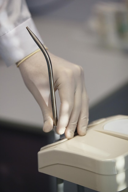 Tandarts gebruikt professionele stomatologie-apparatuur in de operatiekamer - salivator