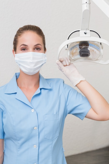 Tandartsassistent in masker met licht