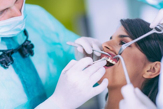 Tandartsen die de mond van een patiënt in een medische kliniek onderzoeken