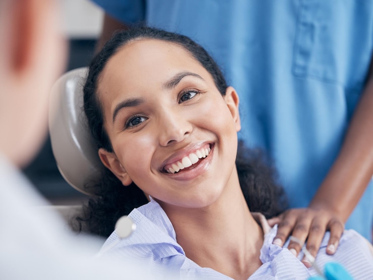Foto tandartsgezondheidszorg en vrouw met een glimlachcontrole en tanden met mondhygiënebehandeling en reiniging van tandvleesbacteriën vrouwelijke patiënt en dame met tandheelkundige zorg voorkomen tandbederf en ziekte