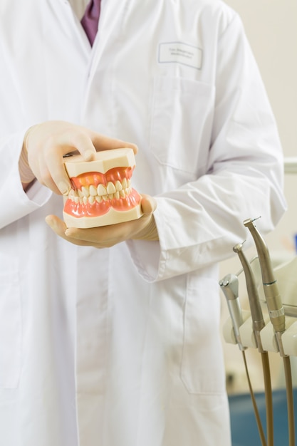 Tandartspraktijk houdt een kunstgebit in, zijn hulpmiddelen voor een tandarts