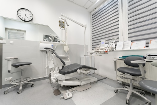 Foto tandartsstoel en röntgenapparaat voor tandheelkundige radiografie in de tandartspraktijk
