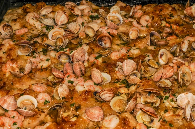 Tandbaars koken in de oven met garnalen en mosselen