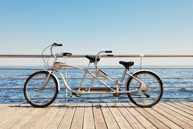 Tandem fiets in de buurt van zee op zonnige dag