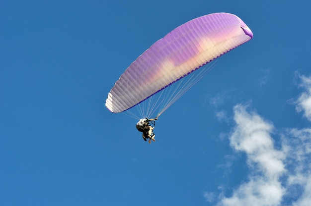 Tandem paraglider vliegen