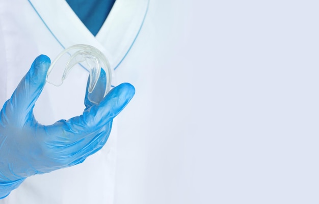 Tanden bleken Tandlade in de hand van de arts Close-up Onzichtbare verwijderbare houders voor orthodontische behandeling