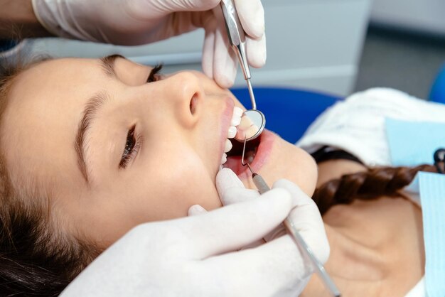 Tanden wassen met een tandarts in de kliniek