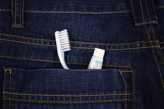 Tandenborstel en plakken in de achterzak van spijkerbroek.