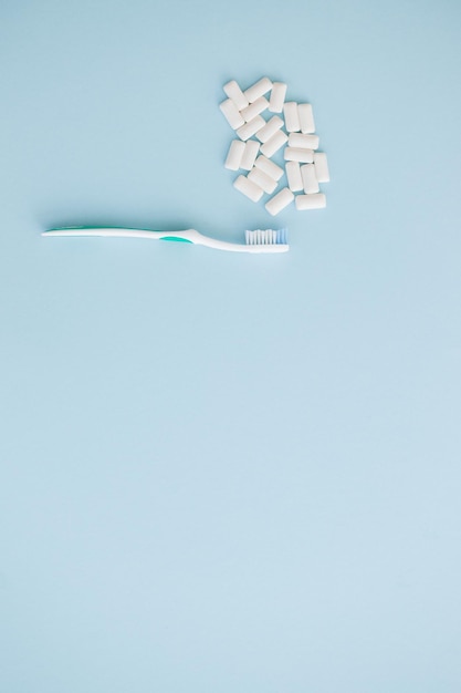 Tandenborstel met kauwgom geïsoleerd op blauwe achtergrond