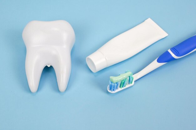 Tandenborstel met witte tanden met tandpasta tandpasta orale tandverzorgingsproducten gezonde levensstijl met behulp van reiniging