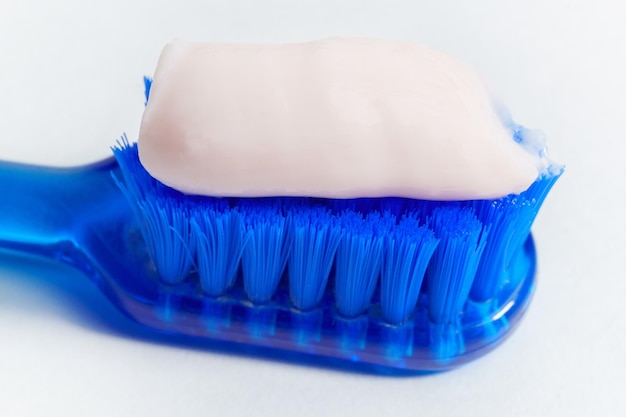 Tandenborstelpasta op tandenborstel close-up macro Tandpasta aanbrengen op de borstel close-up Selectieve aandacht