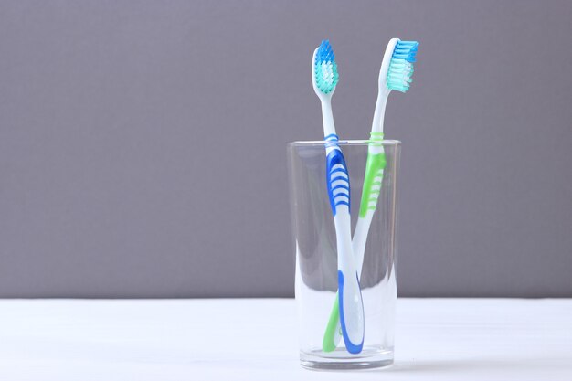 Tandenborstels en mondreinigers op tafel
