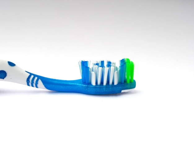 Tandenborstels geïsoleerd op schone tanden concept