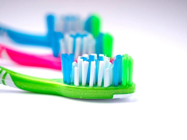 Tandenborstels geïsoleerd op schone tanden concept