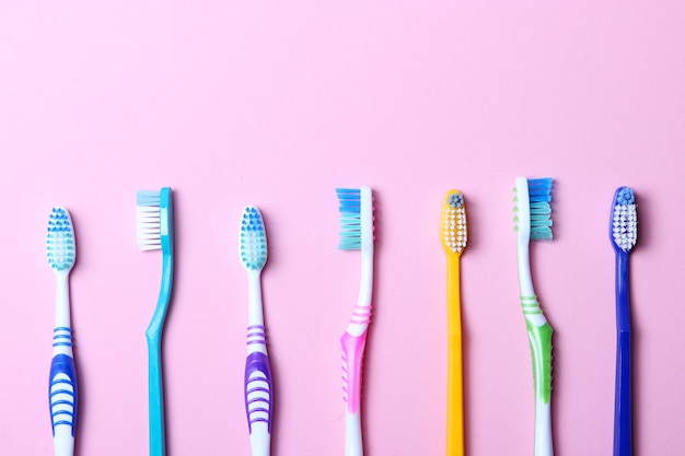 Tandenborstels op een gekleurde achtergrond bovenaanzicht mondhygiëne
