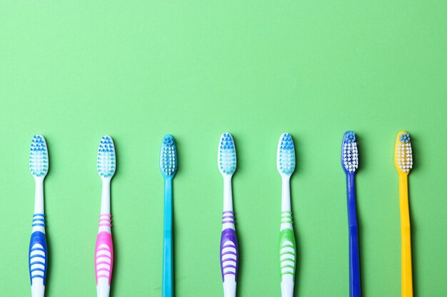 Tandenborstels op een gekleurde achtergrond bovenaanzicht mondhygiëne