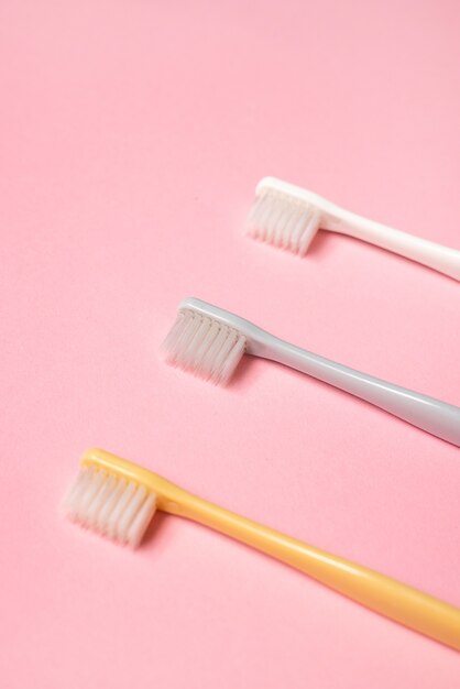 Tandenborstels op roze achtergrond