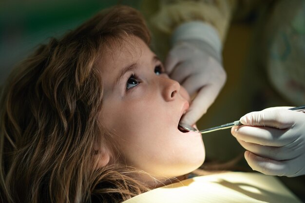 Tandencontrole bij tandartsen die tanden onderzoeken close-up tandarts die kindertanden onderzoekt in de tandartsenchai