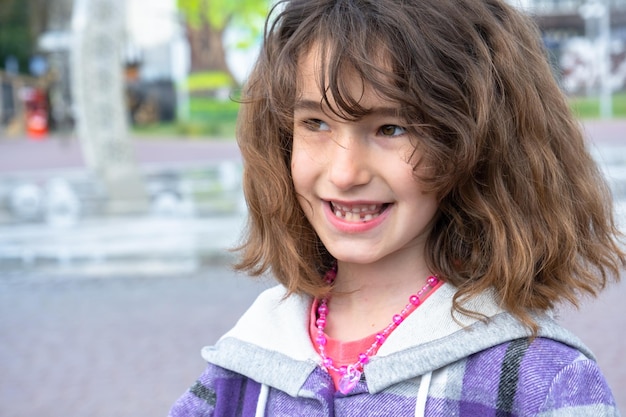 Tandenloze gelukkige glimlach van een meisje met een gevallen onderste melktand close-up Het veranderen van tanden in kiezen in de kindertijd