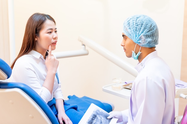 Tandheelkunde en tanden gezondheidszorg. Tandarts check-up tanden voor jonge Aziatische patiënt. Dokter levensstijl en werken in tandheelkundige kliniek.