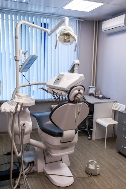 Tandheelkundig interieurkantoor met moderne apparatuur Moderne tandartspraktijk Tandartsstoel en accessoires