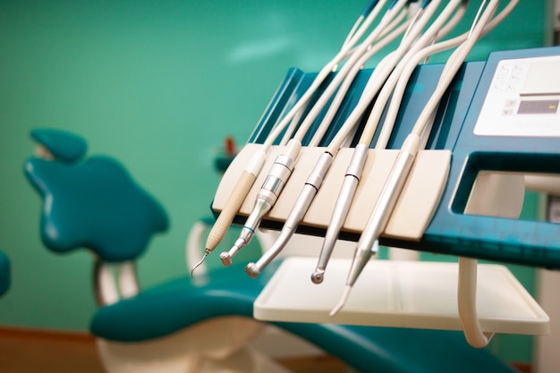 Foto tandheelkundige afdeling en veel tandheelkundige apparaten in het kantoor van de tandarts