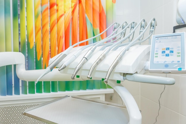 Tandheelkundige hulpmiddelen op de stoel van een tandartsTandboren en instrumenttandarts Gezond tandverzorgingsconceptSpeciale uitrusting voor een tandartspraktijk