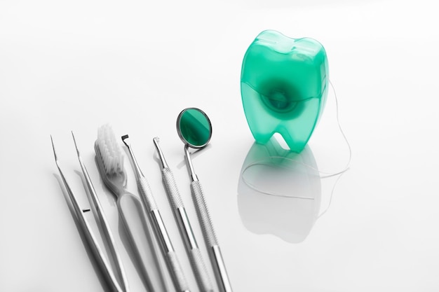 Tandheelkundige hulpmiddelen op witte achtergrond bovenaanzicht