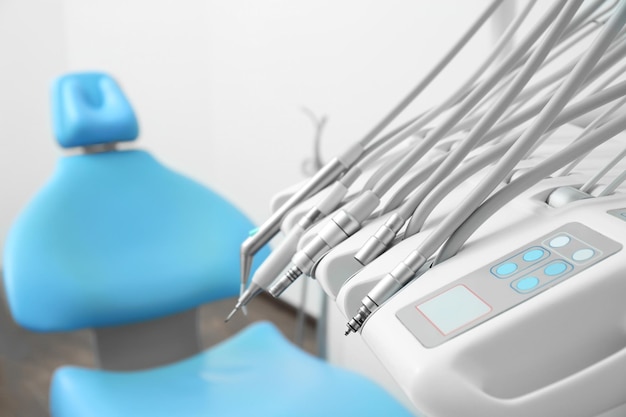 Foto tandheelkundige instrumenten in de kliniek close-up