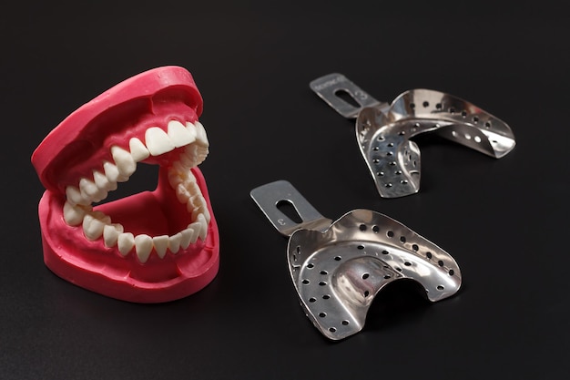 Tandheelkundige instrumenten van roestvrij staal en lay-out van een menselijke kaak