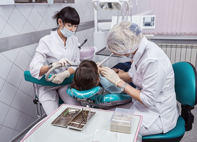 Tandheelkundige kliniek, tandheelkundige behandeling bij de brunette.