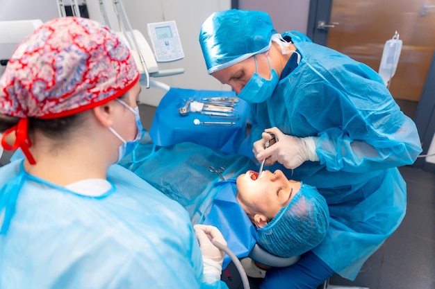 Tandheelkundige kliniek vrouwelijke tandarts arts die anesthesie-injectie toepast vóór de operatie