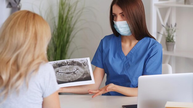 Tandheelkundige radioloog tanden xray vrouw orthodontist