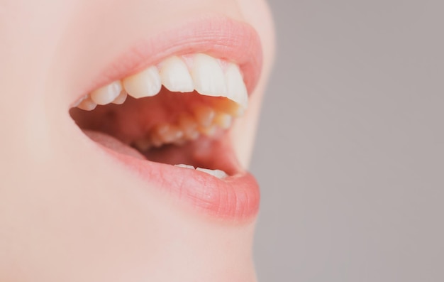 Tandheelkundige zorg mooie jonge vrouw glimlach tandheelkundige gezondheid achtergrond