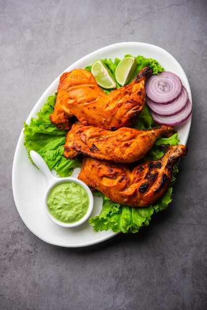 탄두리 치킨은 요구르트와 향신료에 절인 닭고기를 탄두르 또는 클레이 오븐에서 구운 닭고기 요리로 양파와 녹색 처트니와 함께 제공됩니다.
