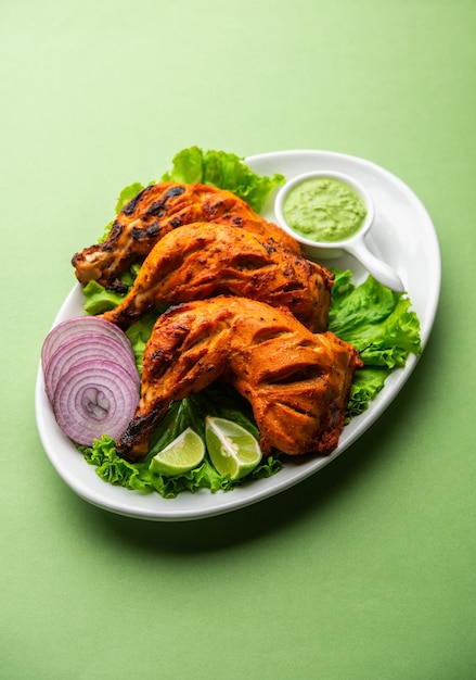 탄두리 치킨은 요구르트와 향신료에 절인 닭고기를 탄두르 또는 클레이 오븐에서 구운 닭고기 요리로 양파와 녹색 처트니와 함께 제공됩니다.