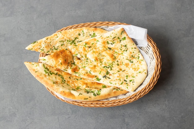 Photo tandoori green garlic naan or bread served in basket isolated on table top view of asian and indian food