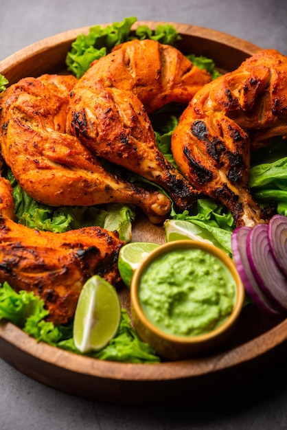 Tandoori kip is een kipschotel bereid door kip te roosteren gemarineerd in yoghurt en kruiden in een tandoor of een klei-oven, geserveerd met ui en groene chutney