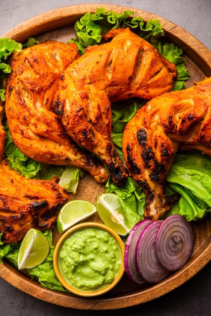 Tandoori kip is een kipschotel bereid door kip te roosteren gemarineerd in yoghurt en kruiden in een tandoor of een klei-oven, geserveerd met ui en groene chutney